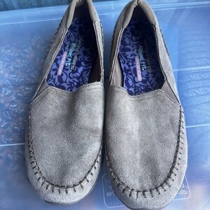 Women’s Suede slip on tan sketchers size 7